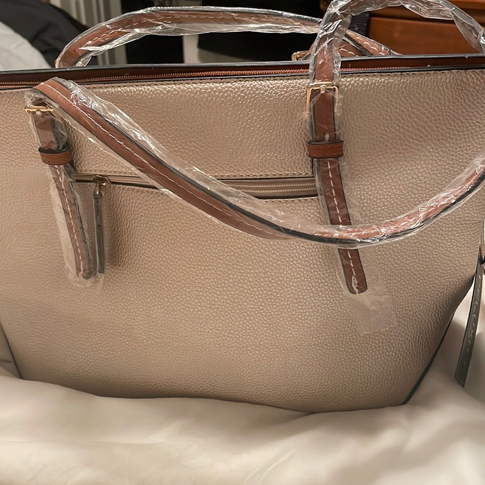 NWT Tan/gold purse with wallet. Deluxity.